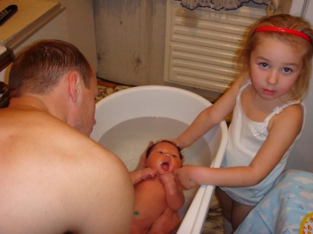 Дочка ванна. Младшая дочь в ванной. Совместное купаемся с папой. Купание разнополых.