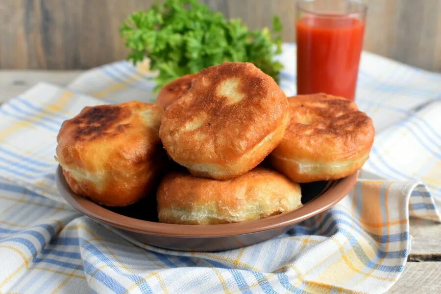 Круглые жареные пирожки. Круглые пирожки с картошкой жареные. Жареные пирожки с фаршем на сковороде в масле. Пирожки с мясом и картошкой на сковороде