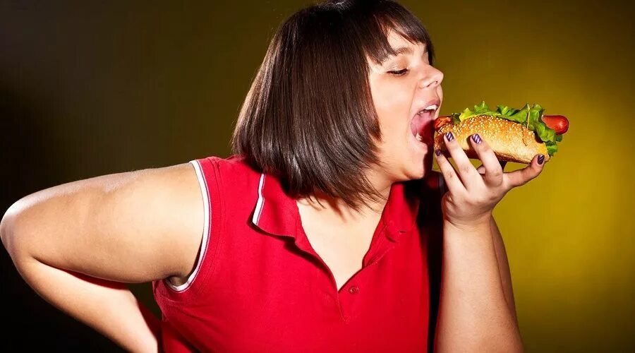 Fat girl eating. Обжорство. Толстая женщина с едой. Еда на женщине. Толстуха с едой.