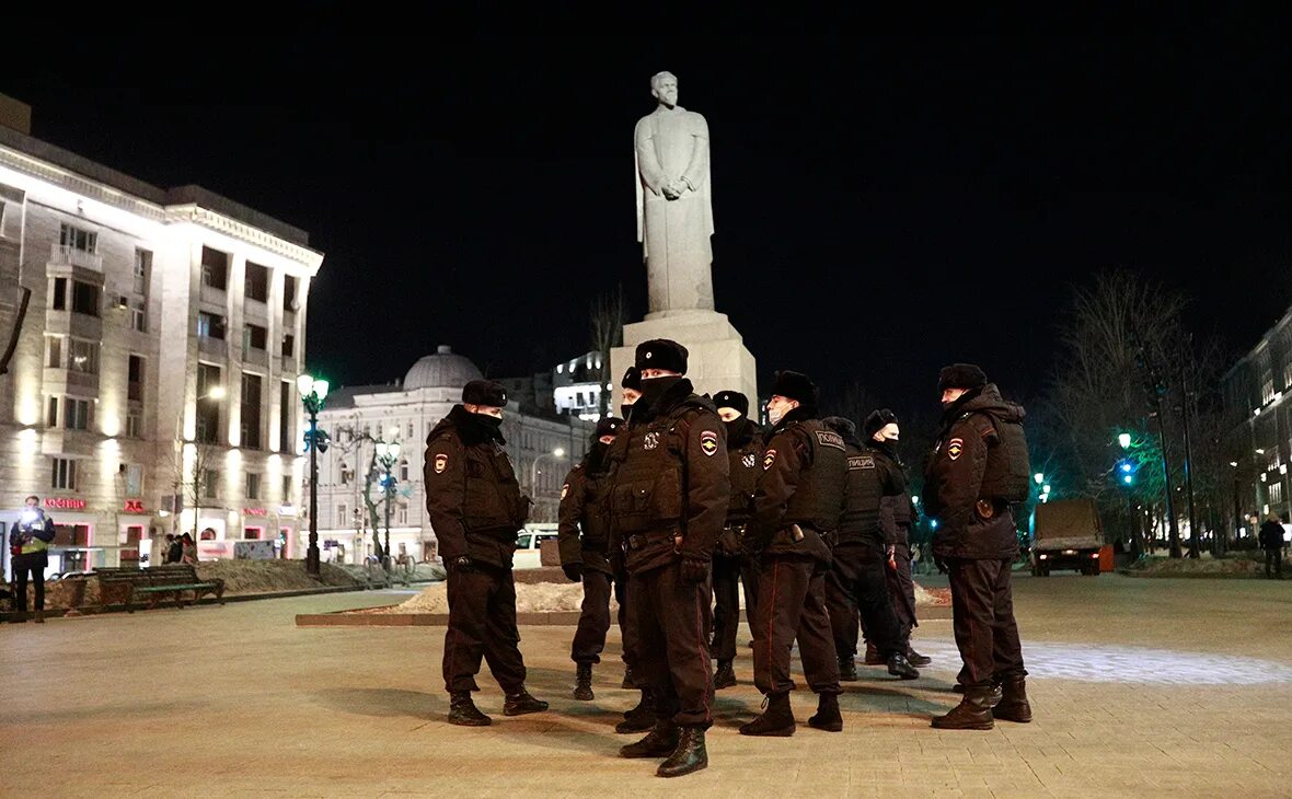 Девушка кинула коктейль молотова. Митинги в России 2021. Коктейль Молотова в Москве митинг против войны. Протест коктейль Молотова. 18 Февраля в Москве.