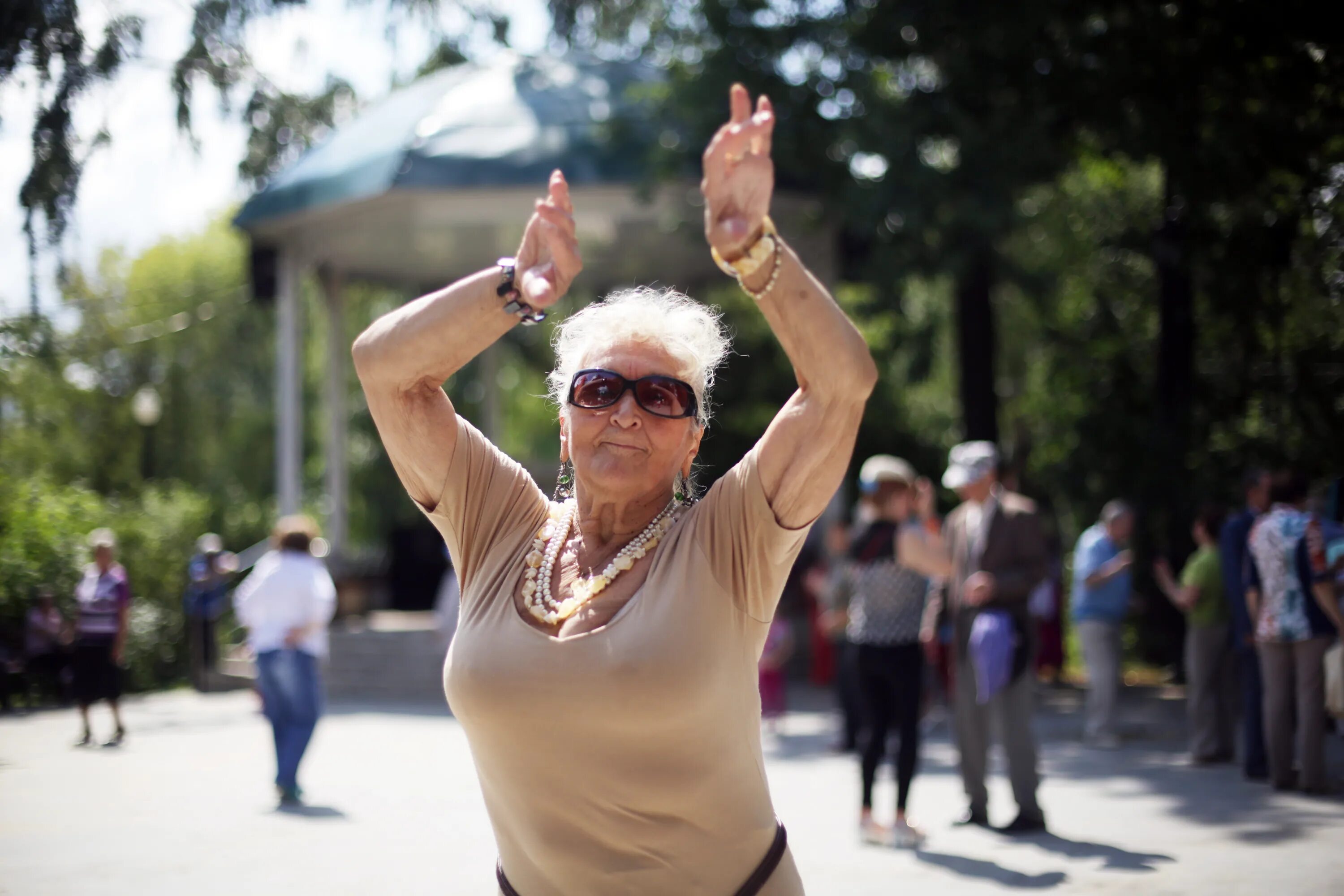 Где бабка танцует. Танцы для пенсионеров. Бабушка танцует. Пожилые люди танцуют. Танцы для пожилых.