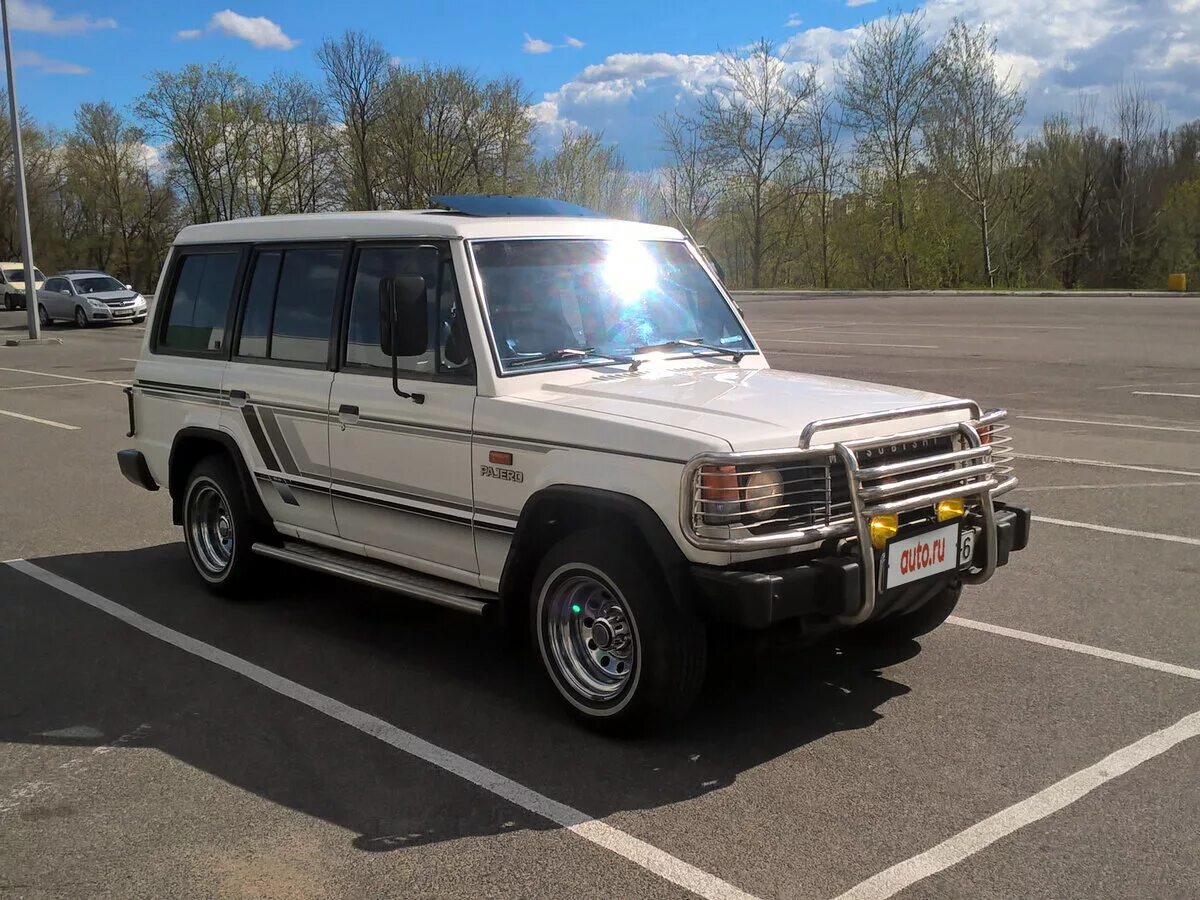 Мицубиси паджеро 1 поколение. Mitsubishi Pajero 1 поколение. Мицубиси Паджеро 1987. Мицубиси Паджеро 1987 года. Паджеро 1 белый.