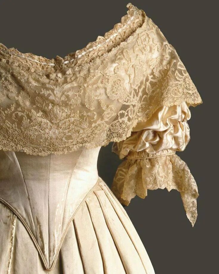 Свадебное платье королевы виктории 1840. Свадебное платье королевы виктории 1840 год. Платье королевы виктории 1840 музей. Платья эпохи королевы виктории. Свадебное платье королевы виктории 1840 альберт.