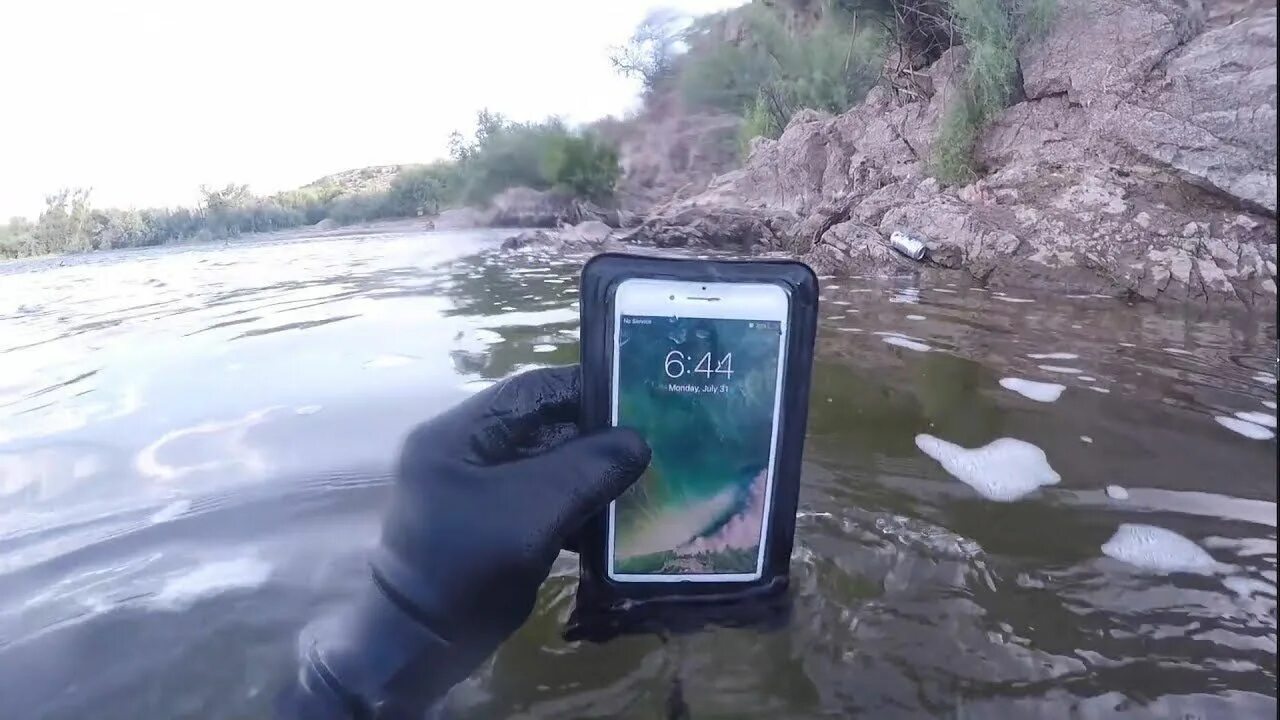 Айфон 15 под водой. Айфон нашли под водой. Находки под водой магнитом. Река айфон 12. Лодка со сканером дна водоёма.