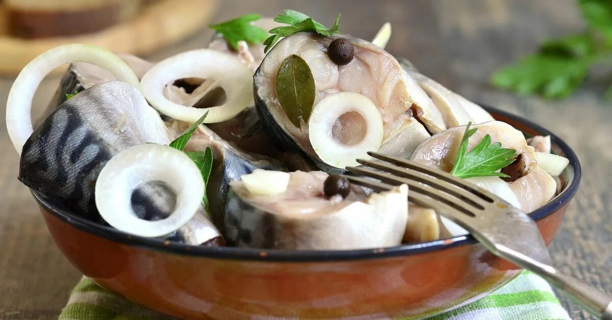 Скумбрия в пряном маринаде. Сугудай из скумбрии. Скумбрия с луком. Малосольная скумбрия пряного посола. Как замариновать скумбрию в домашних условиях.