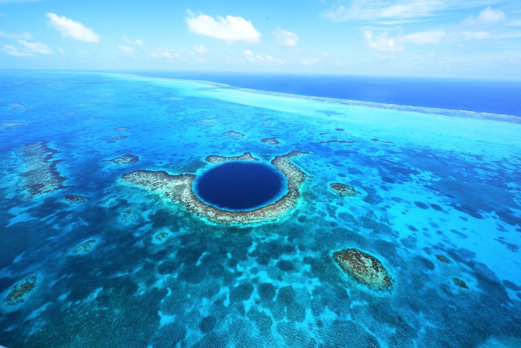 Самая глубокая впадина в евразии. Белизский Барьерный риф и большая голубая дыра. Большая голубая дыра Белиз. Большая голубая дыра, Лайтхаус-риф. Юкатан полуостров большая голубая дыра.