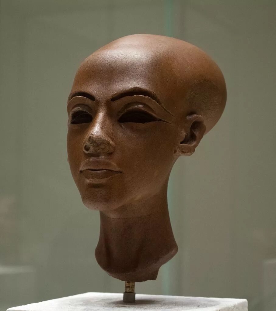 Эхнатон гробница. Принцесса меритатон скульптура. Фараон эхнатон статуя. Нефертити кварцитовый бюст. Принцесса меритатон скульптура.