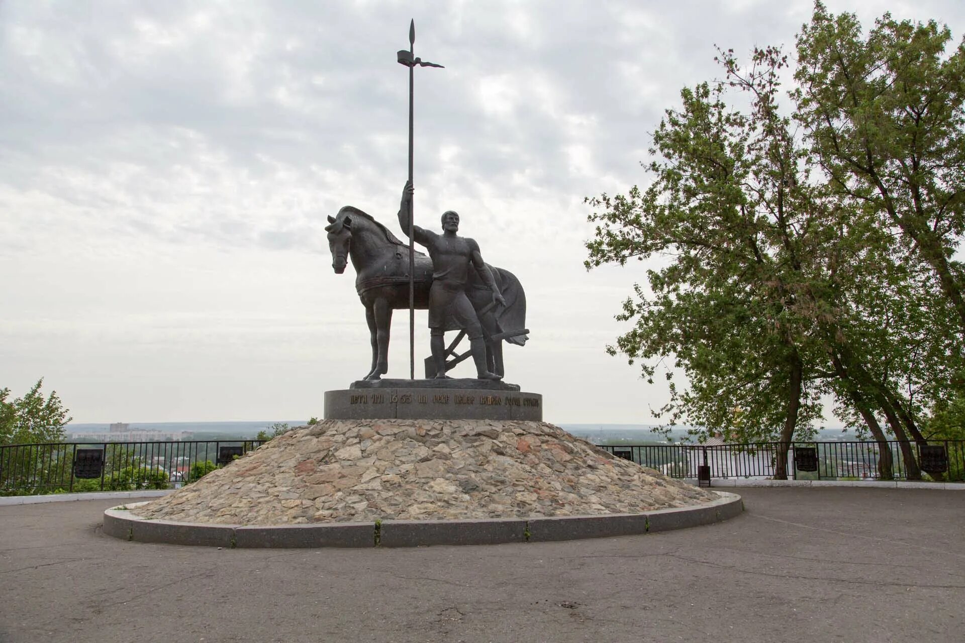 Памятник Первопоселенец Пенза. Памятник «Первопоселенец». Пенза достопримечательности Первопоселенец. Памятник основателю Пензы. Другой город пенза