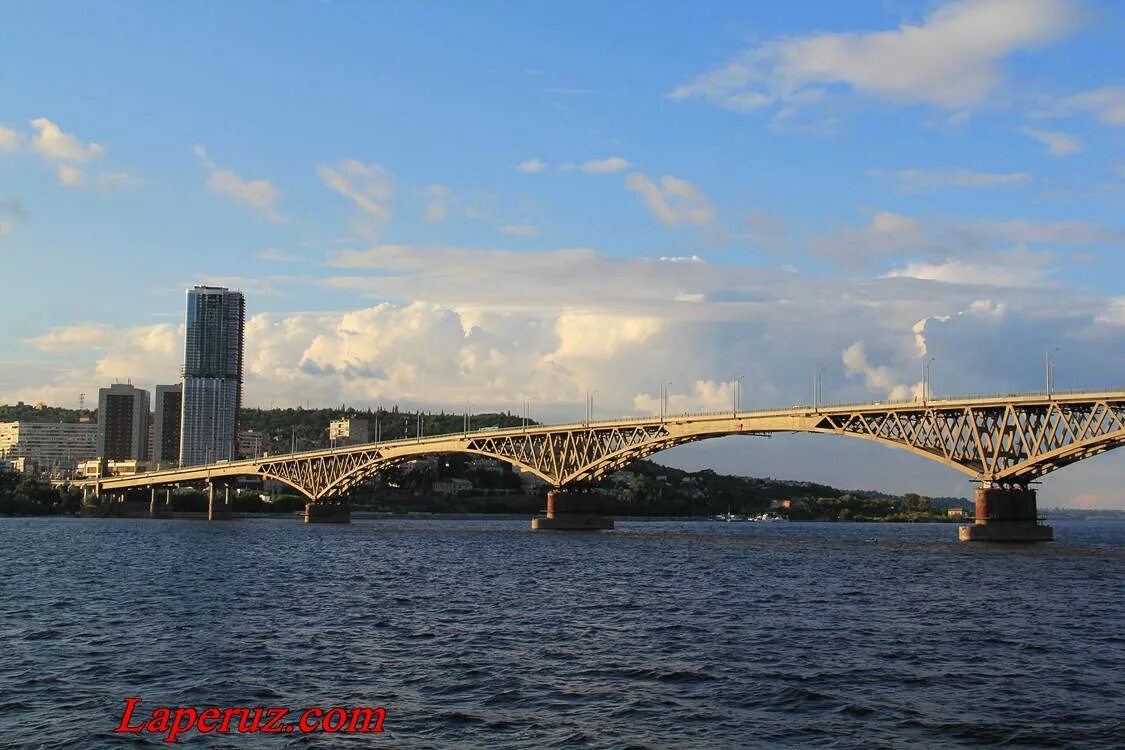 Саратовский мост с Энгельса. Саратов вид с моста. Вид на мост Саратов Энгельс. Вид на Энгельс с моста. Камера мост энгельс