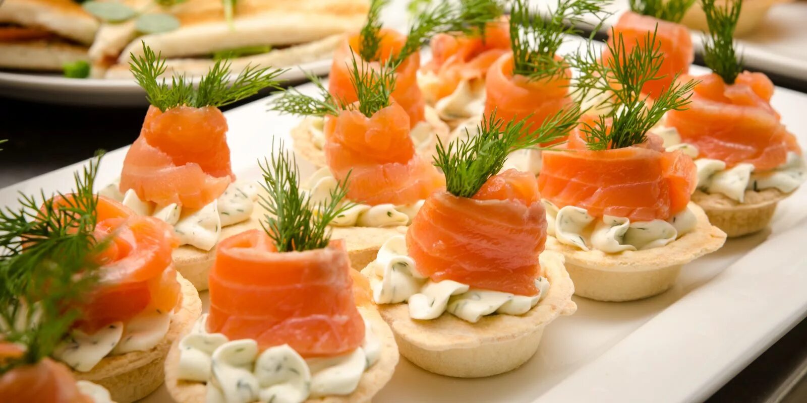 Закуски со сливочным сыром. Закуски со сливочным сыром. Тарталетки с авокадо и креветками. Тарталетки с лососем и авокадо. Закуски из семги.