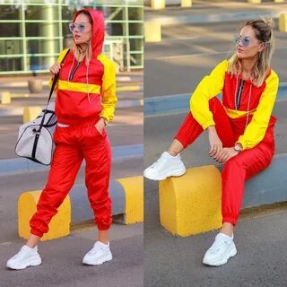Красно желтый костюм