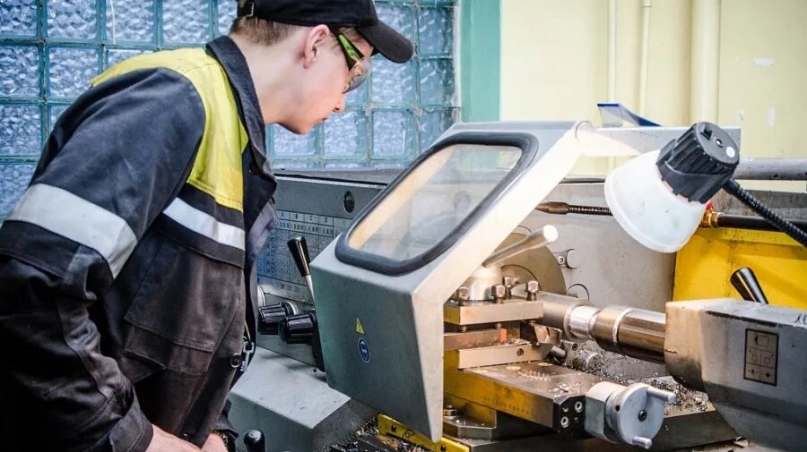Широкий профиль. Слесарь широкого профиля. Профессия фрезеровщик. Широкого профиля. Станочник широкого профиля завод.