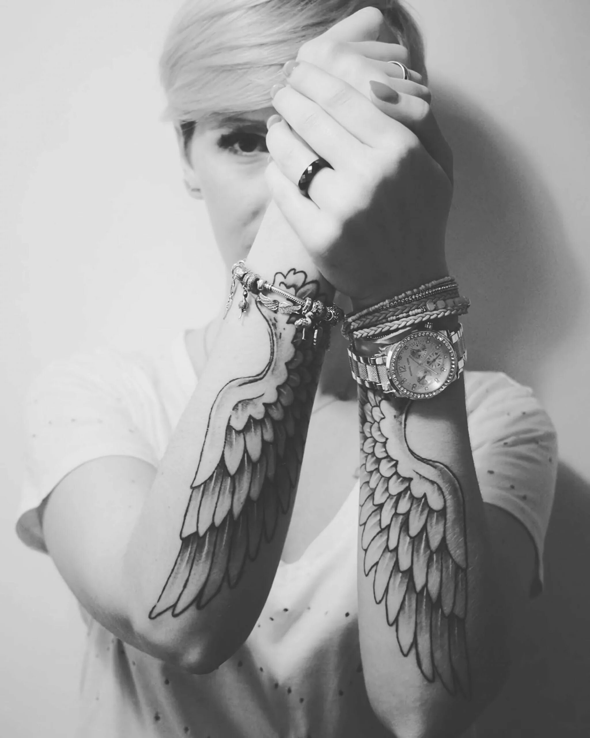 Тату крылья ангела на руке. Тату крыло на руке у девушки. Крылья на запястье. Тату крылья на руке у девушек. Тату крылья маленькие на руке.