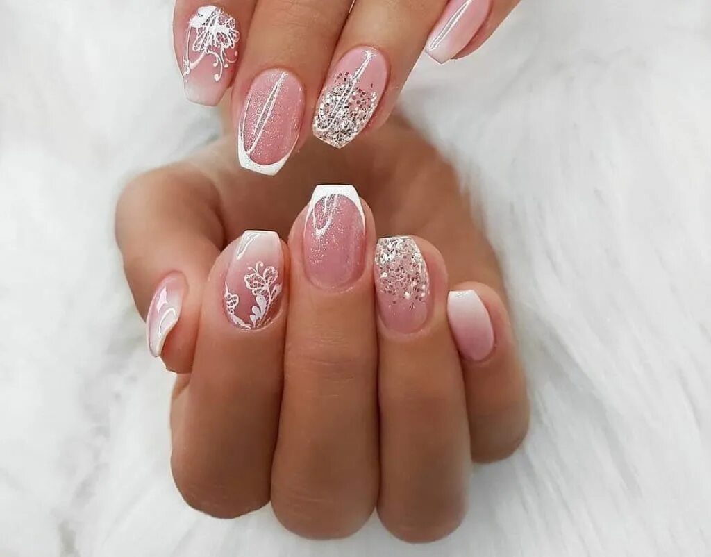 Новогодний маникюр френч. Маникюр зимний нежный френч. Нежный новогодний маникюр на короткие. Зимние ногти. Маникюр градиент нюдовый.