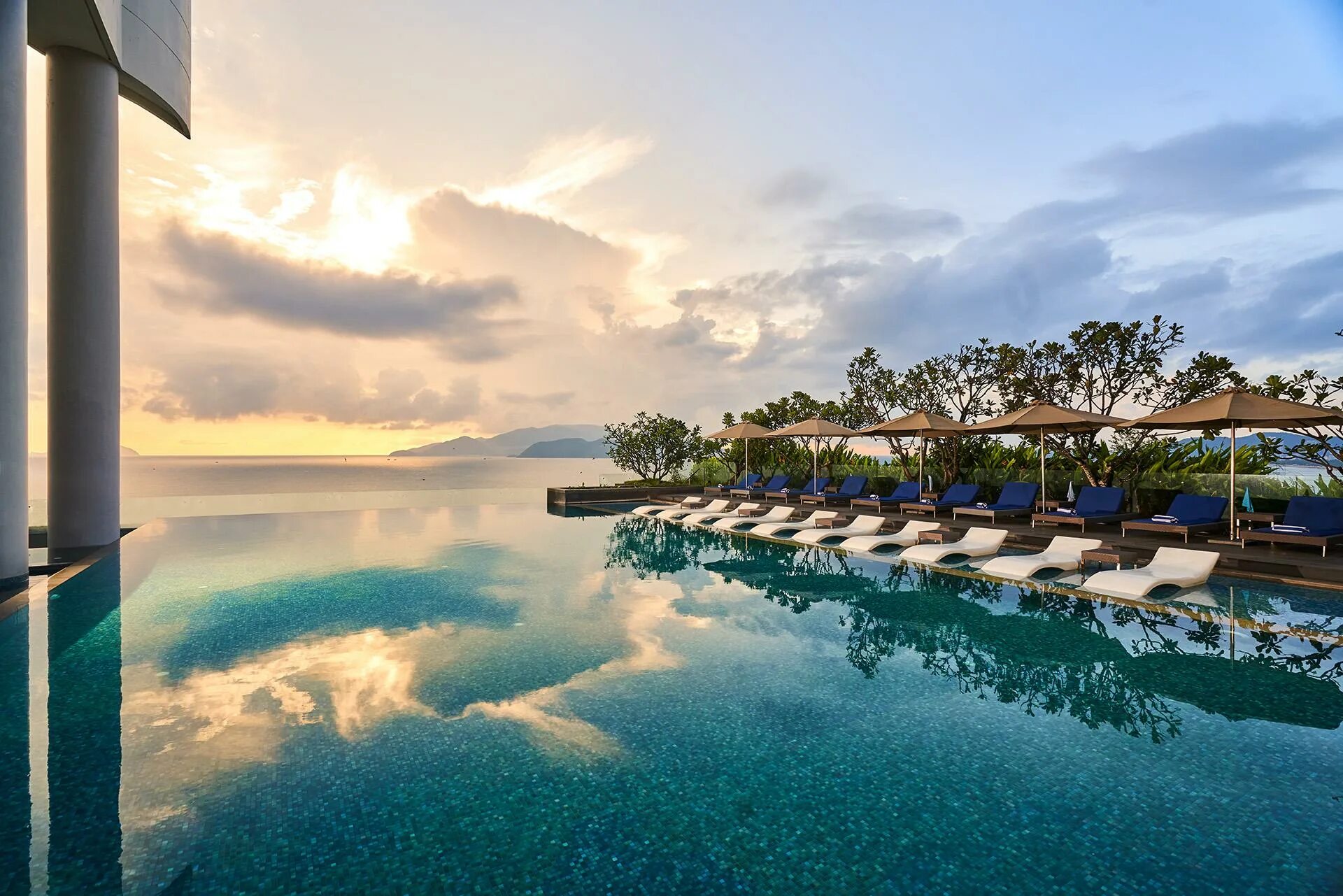 Букинг вьетнам нячанг отели. Санрайз бич вьетнам. Вьетнам queen ann nha trang 5. Vinpearl condotel beachfront nha trang. Те анам резорт нячанг.