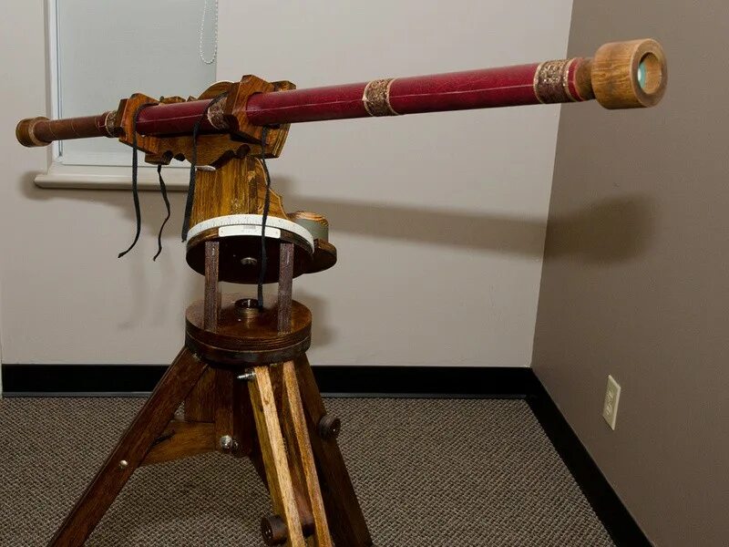 Кто 1 использовал телескоп. Телескоп Галилео Галилея. Галилео Галилей первый телескоп. Первый телескоп рефрактор. Телескоп рефрактор Галилео Галилей.