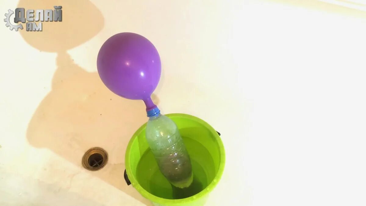 Летающие шары в домашних условиях. Игрушка надувать шарики летают. Прибор который надувает шарики с водой. Как сделать чтобы шары летали. Как надуть воздушный шар чтобы взлетел.