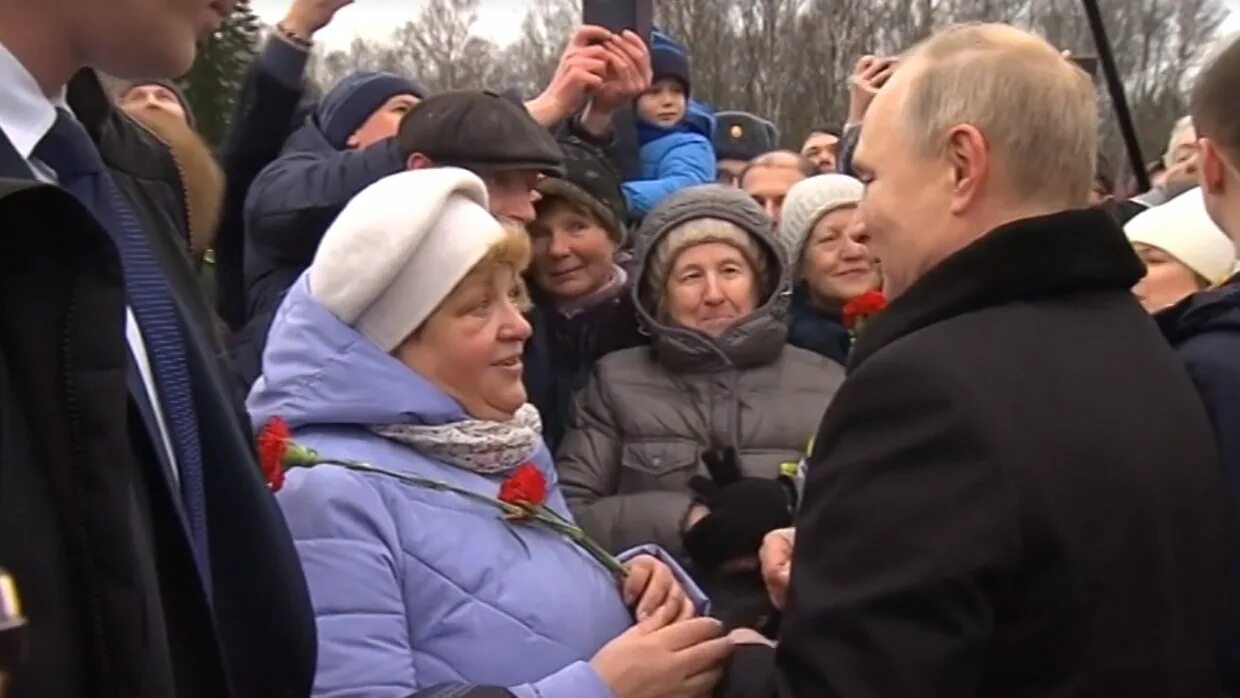 Вакансии спб пенсионерам женщинам свежие. Выступление бабушек путинских. Питерские пенсионерки фото.