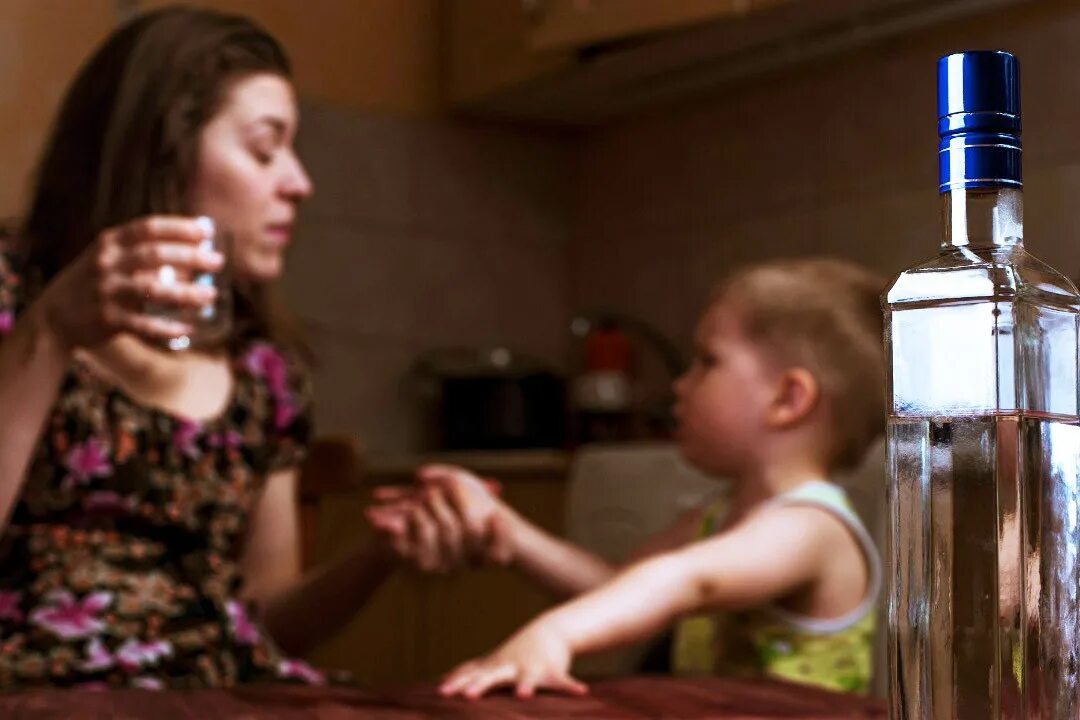 Беседа с алкоголиком. Ребенок с рюмкой. Мама пьет часто. Пьющая мать и ребенок. Мама пьет часто.