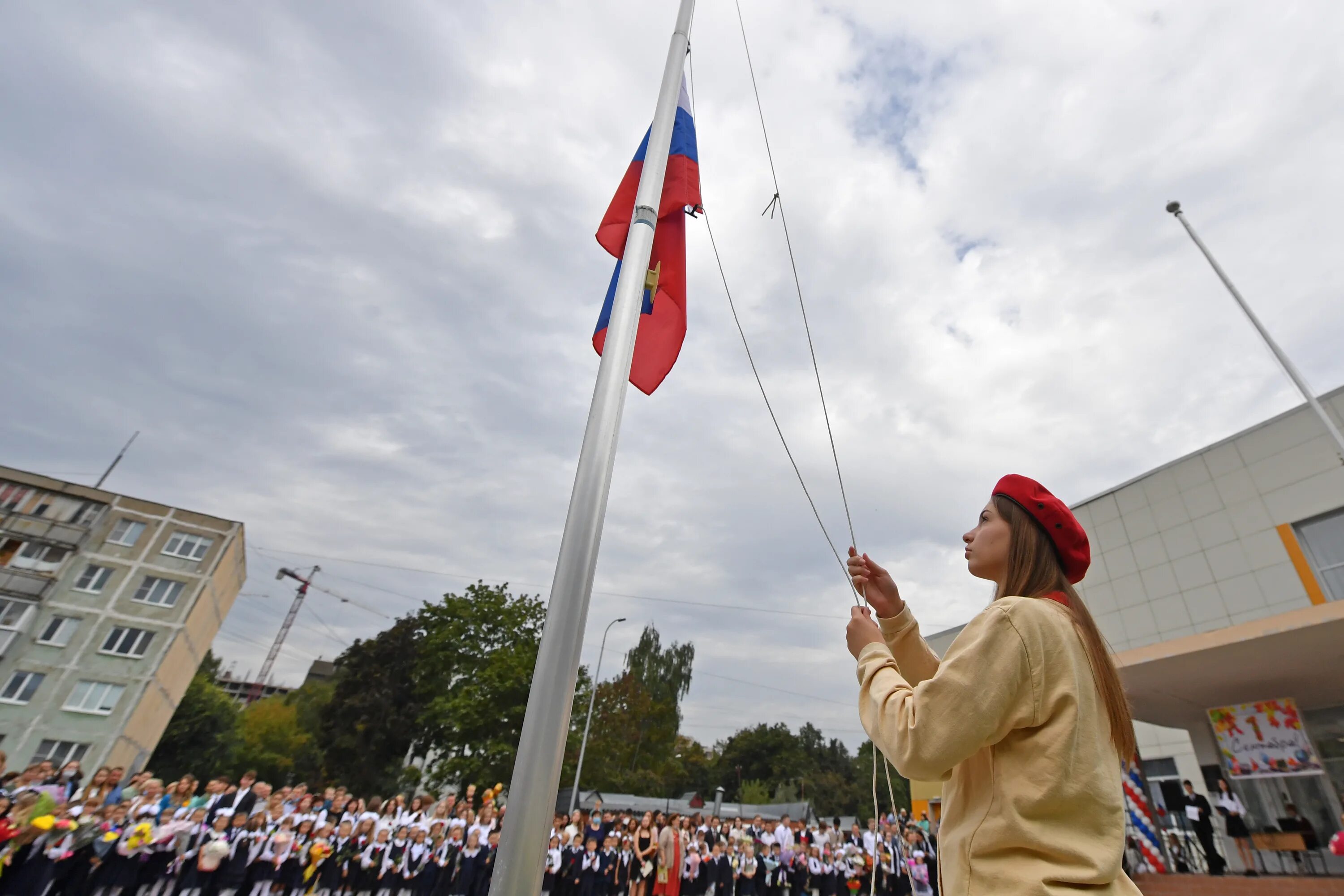 Поднять государственный флаг. Поднятие государственного флага в школе. Подъем флага в школе. Подъем государственного флага в школе. Поднятие флага в школах России.