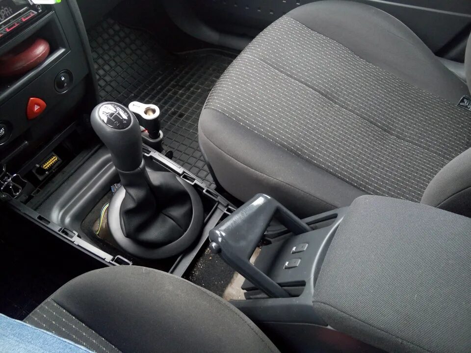 Подлокотник меган 2. Штатный подлокотник рено меган 2. Тряпичный подлокотник рено меган 2. Подлокотник рено меган. Подлокотник меган 2.