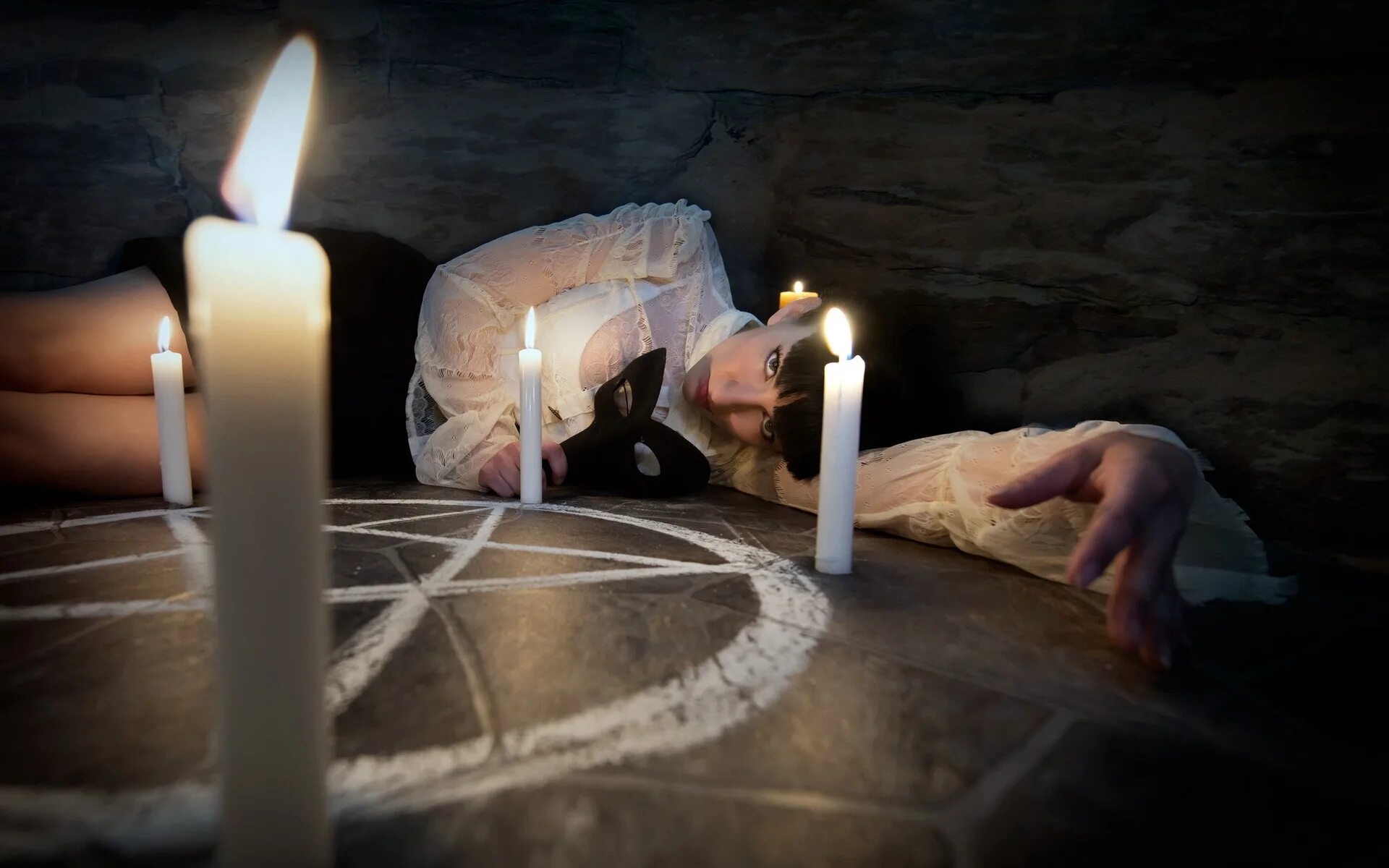 Человек делает свечи. Девушка со свечой в руках. Родовая практика со свечей. Свечи ведьмы. Candles aesthetic.