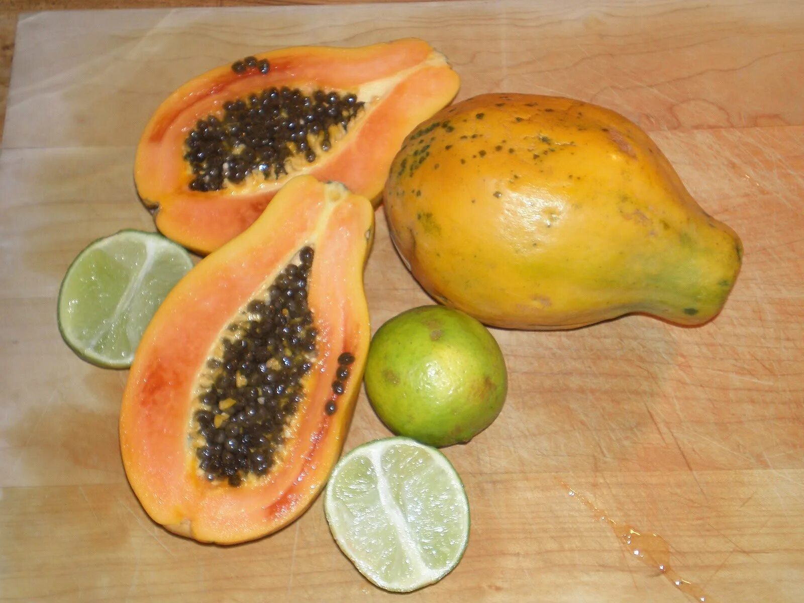 Оранжевый фрукт с черными. Манго зеленое с косточкой. Фрукты с косточками. Экзотический фрукт с косточками. Фрукт с черными косточками.