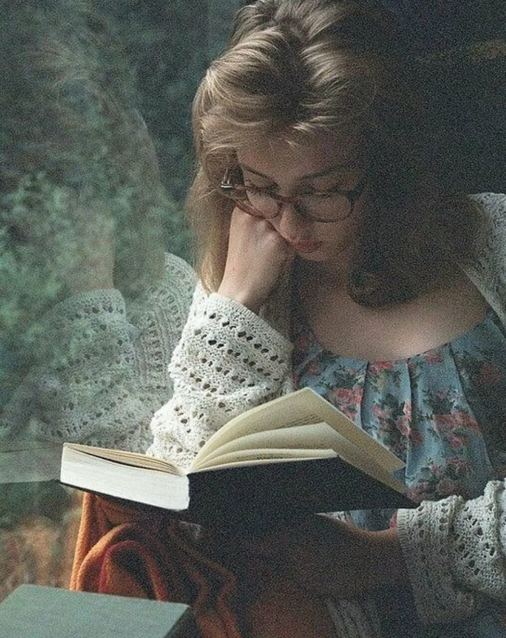 о людях и книгах. душа арт. книга ночи. читающий души. чтение книг.