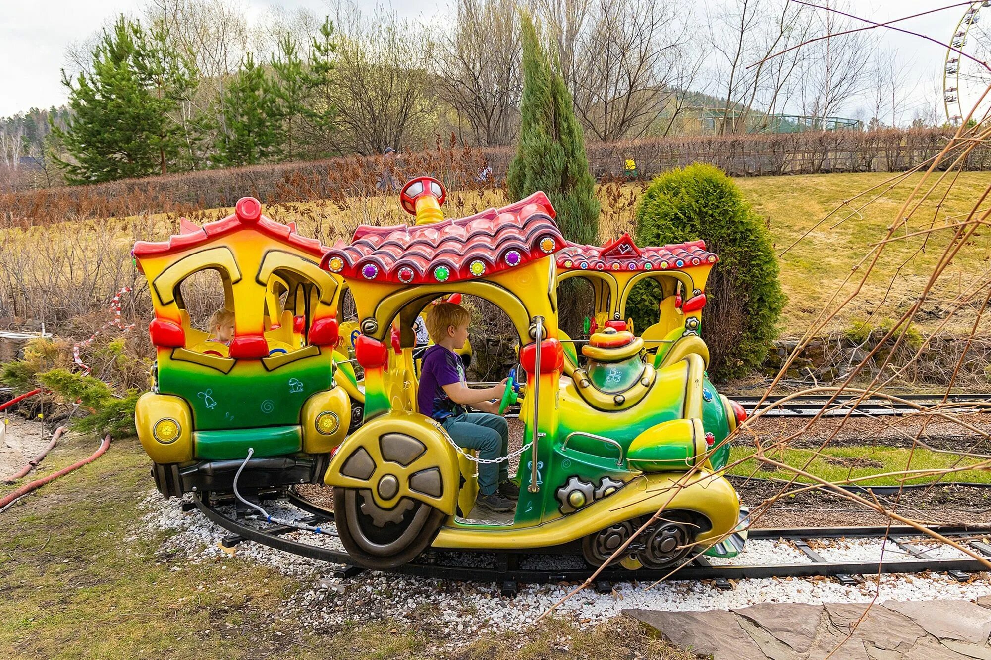 роев ручей аттракционы. парк флоры и фауны роев ручей в красноярске. парк роев ручей аттракционы.