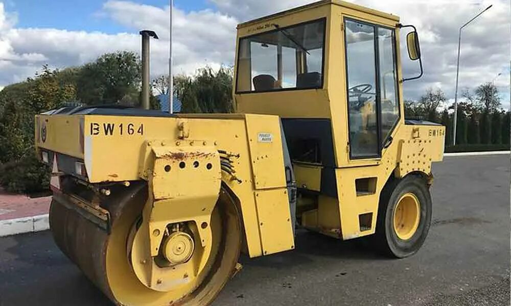 Резиновый каток. Bomag BW 164 AC. Асфальтный каток Бомаг. Дорожный каток Bomag. Каток Бомаг 164.