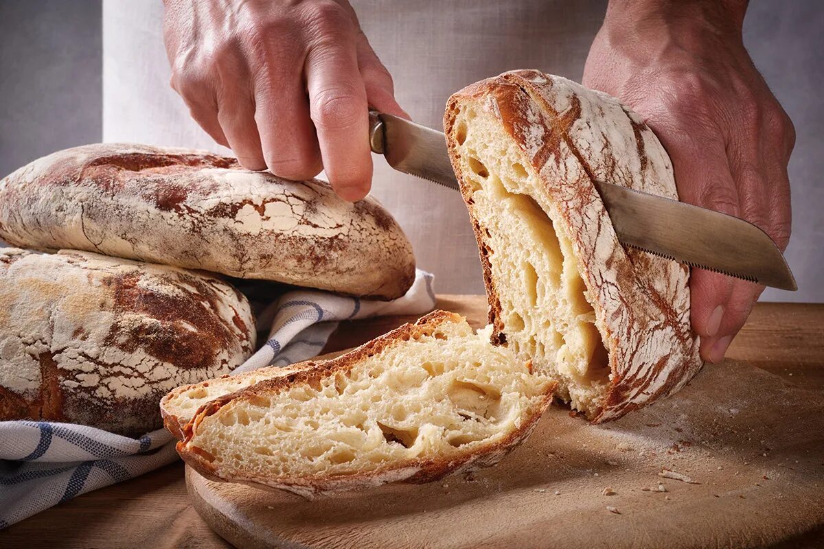 Хлеб. Дрожжевой хлеб. Хлебная выпечка. Красивый домашний хлеб. Хлеб невкусный