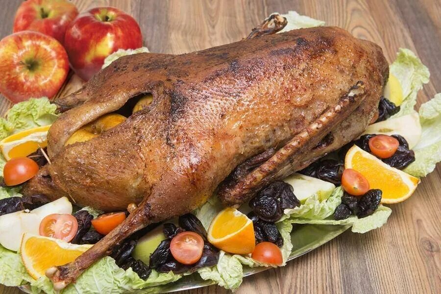 Запеченная груша целиком. Гусь фаршированный яблоками и черносливом. гусь запеченный с яблоками и черносливом. гусь с яблоками. гусь в духовке целиком.