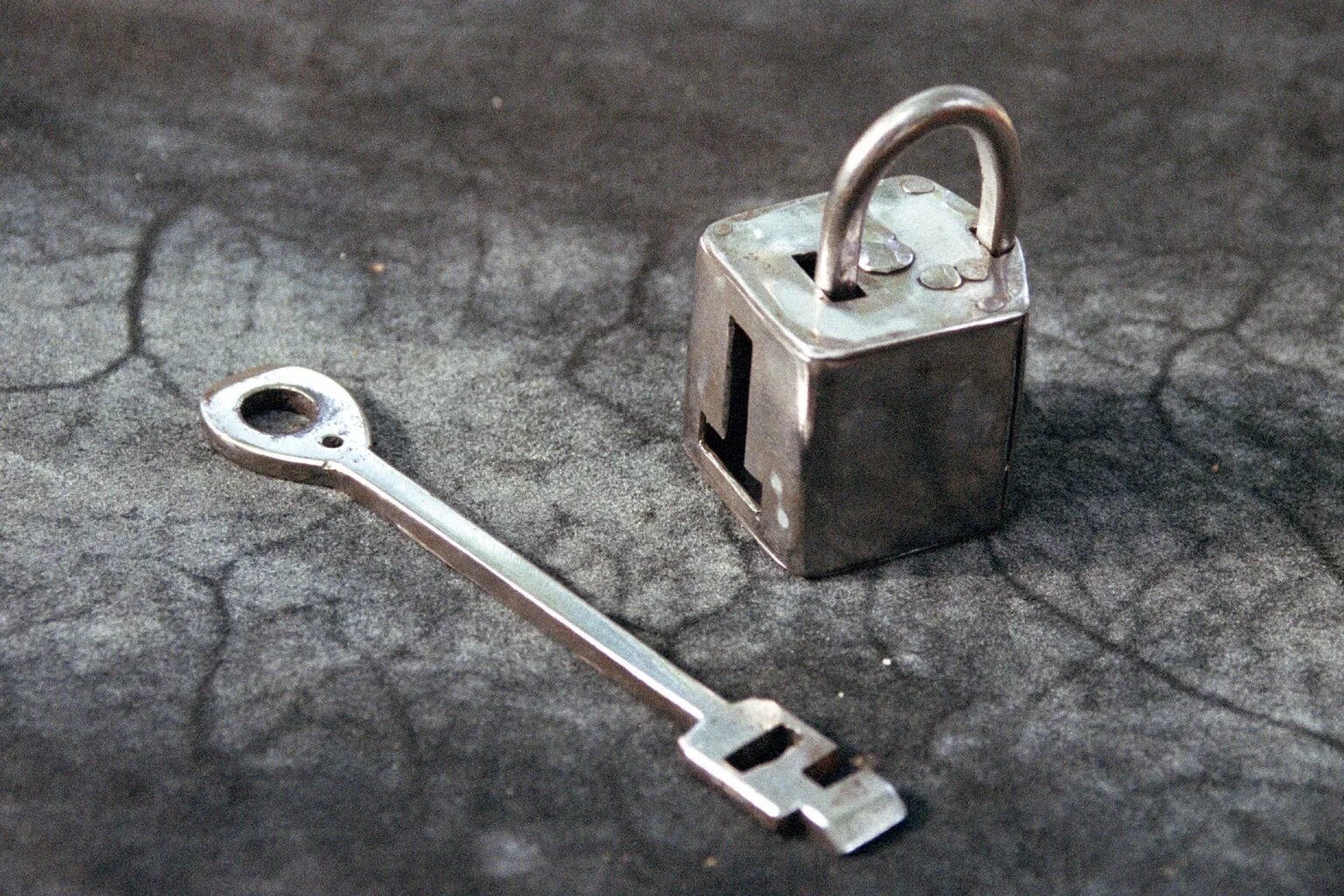 Замок SFB Padlock 366. Замок навесной Viking 60. Замок навесной старинный. Необычные навесные замки.