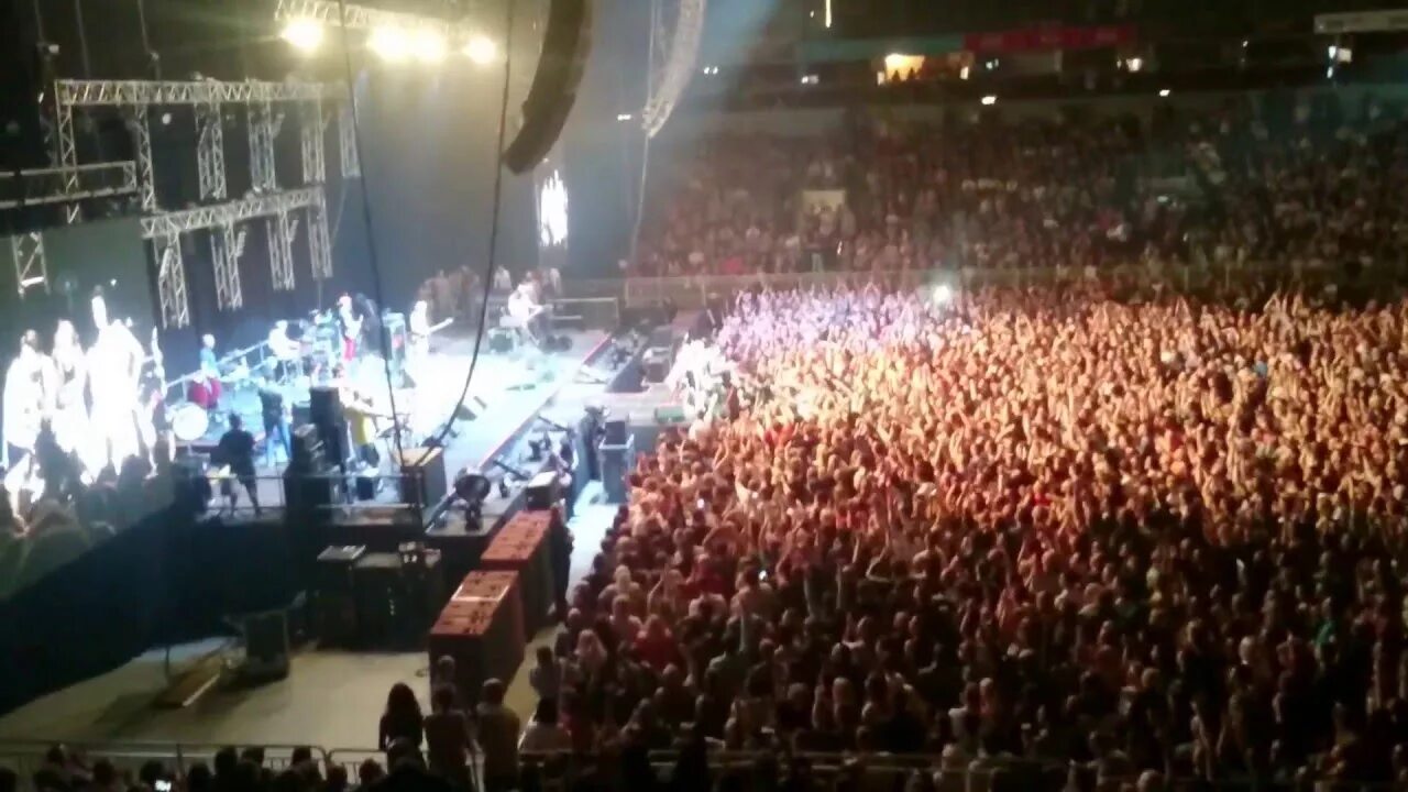 Вайкуле в юрмале. Латвия концерт. Украинская девушка на концерте prata vetra. Концерты латвии. Губернаторский оркестр санкт-петербурга.