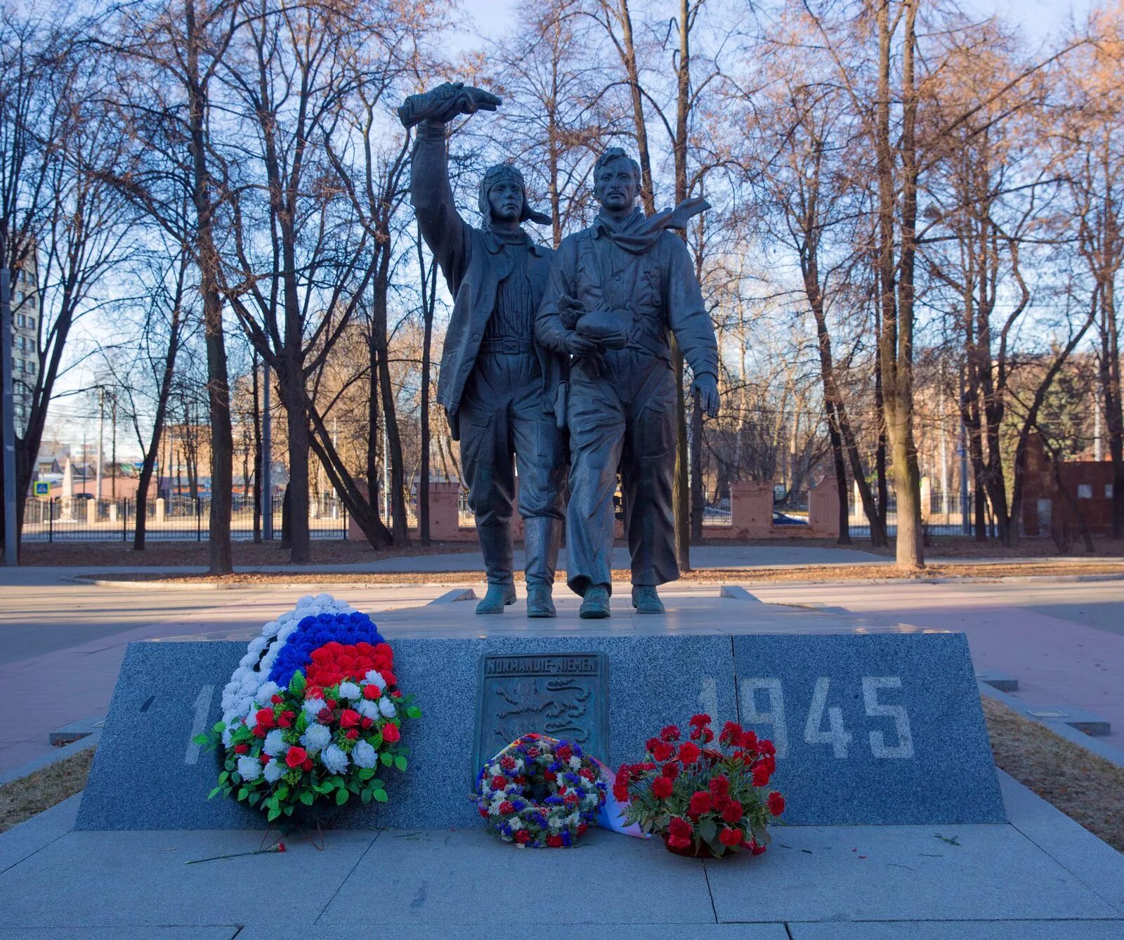 Нормандия неман новосибирск. Памятник Нормандия Неман в Лефортово. Памятники летчикам Нормандии Неман. Памятник летчикам полка «Нормандия-Неман». Памятник в Москве летчикам авиаполка Нормандия Неман.