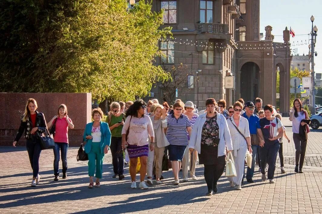 Пешеходная экскурсия. Пешая экскурсия. Экскурсия по городу. Городская пешеходная экскурсия это.