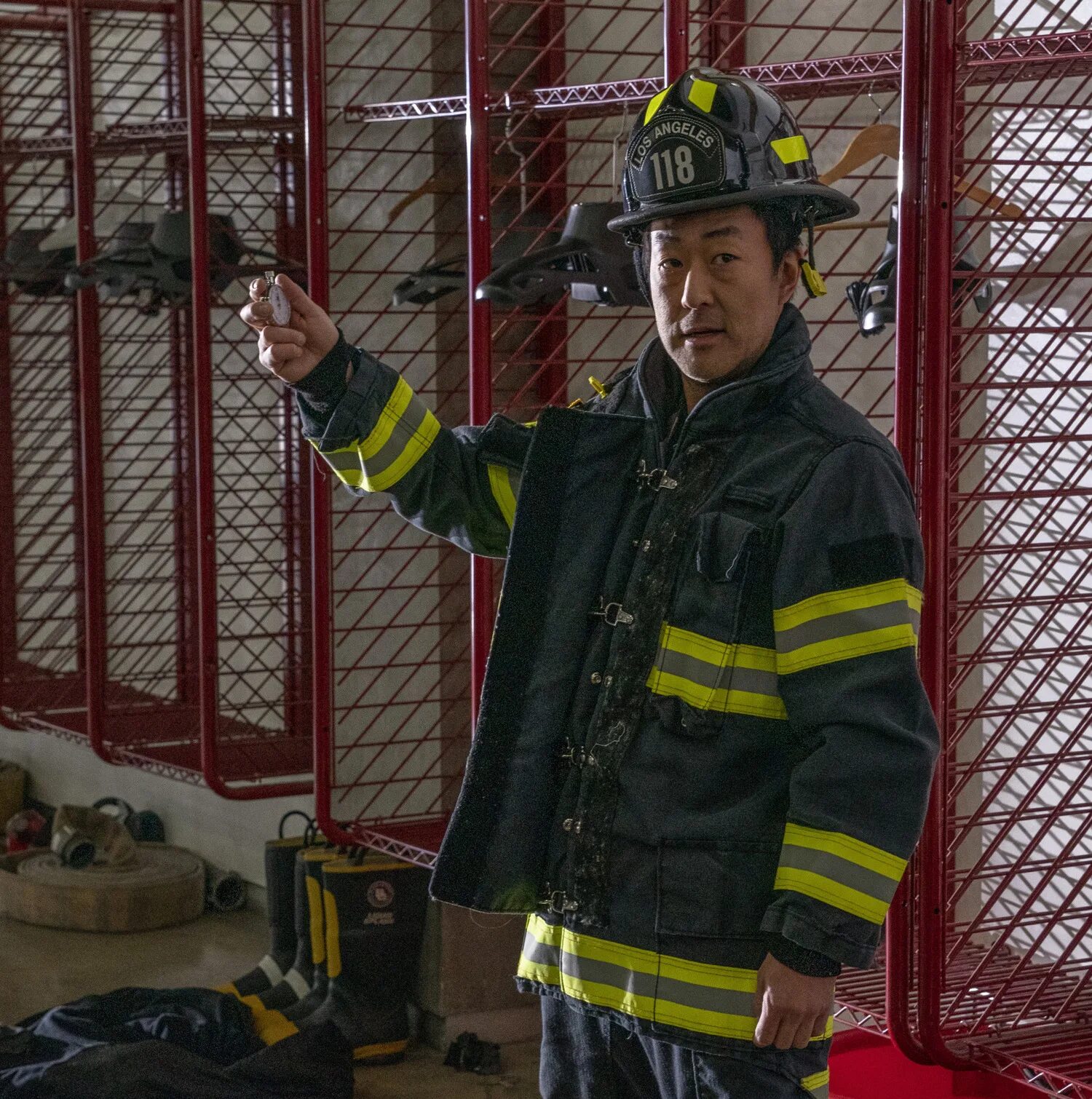 911 служба спасения сериал 2021. кеннет чои 911. кеннет чои 911. 911 служба спасения сериал чимни. 911 служба спасения чимни.