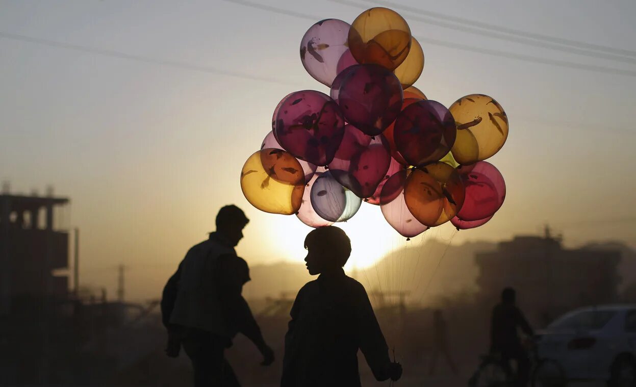 Продавец воздушные шары. Одинокий воздушный шарик. Шары в повседневной жизни. Шары воздушные на улице с людьми. Человек фотографирует воздушные шары.