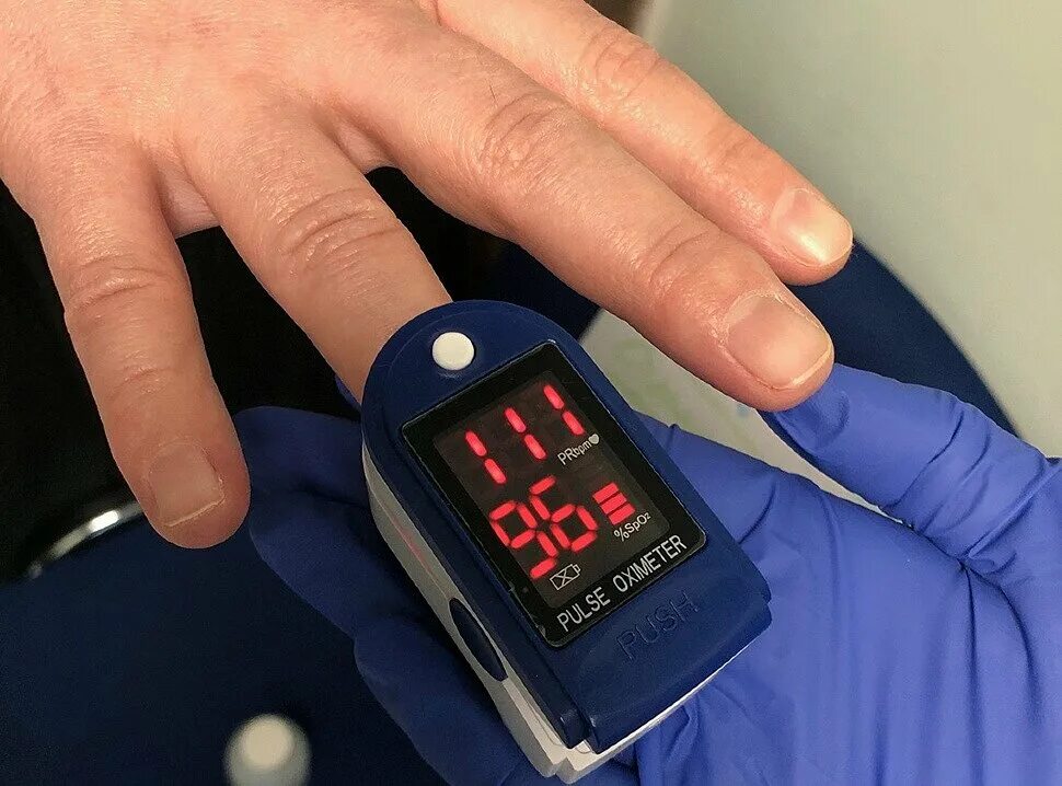 Пульсоксиметр 99. Прибор для сатурации кислорода в больницах. пульсоксиметр для чего. пульсоксиметр для диагностики какого заболевания. виды пульсоксиметров.