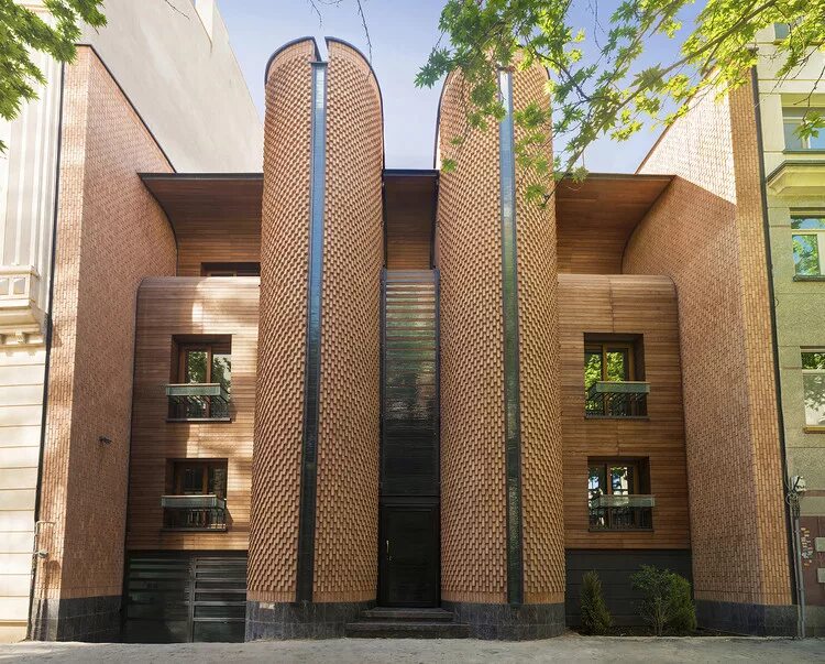Update architecture. Кирпичный фасад многоэтажного здания в тегеране, иран. kaveh house renovation in tehran : pargar architecture and design studio. тегеран современная архитектура. современная архитектура ирана.