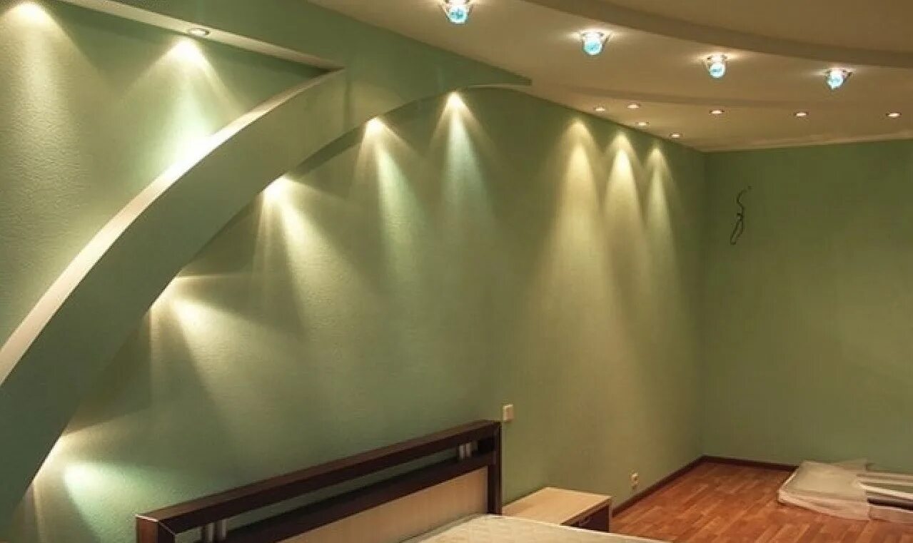 Потолок гипсокартон спальня. Фиолетовые стены в комнате. Потолок в маленькую спальню. Фигурные потолки из гипсокартона. Освещение в небольшой гостиной.