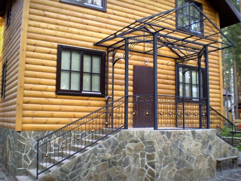 дом с двумя крыльцами. ступеньки на веранду. дом с двумя крыльцами. крыльцо к дому. одноэтажный дом с большим крыльцом.