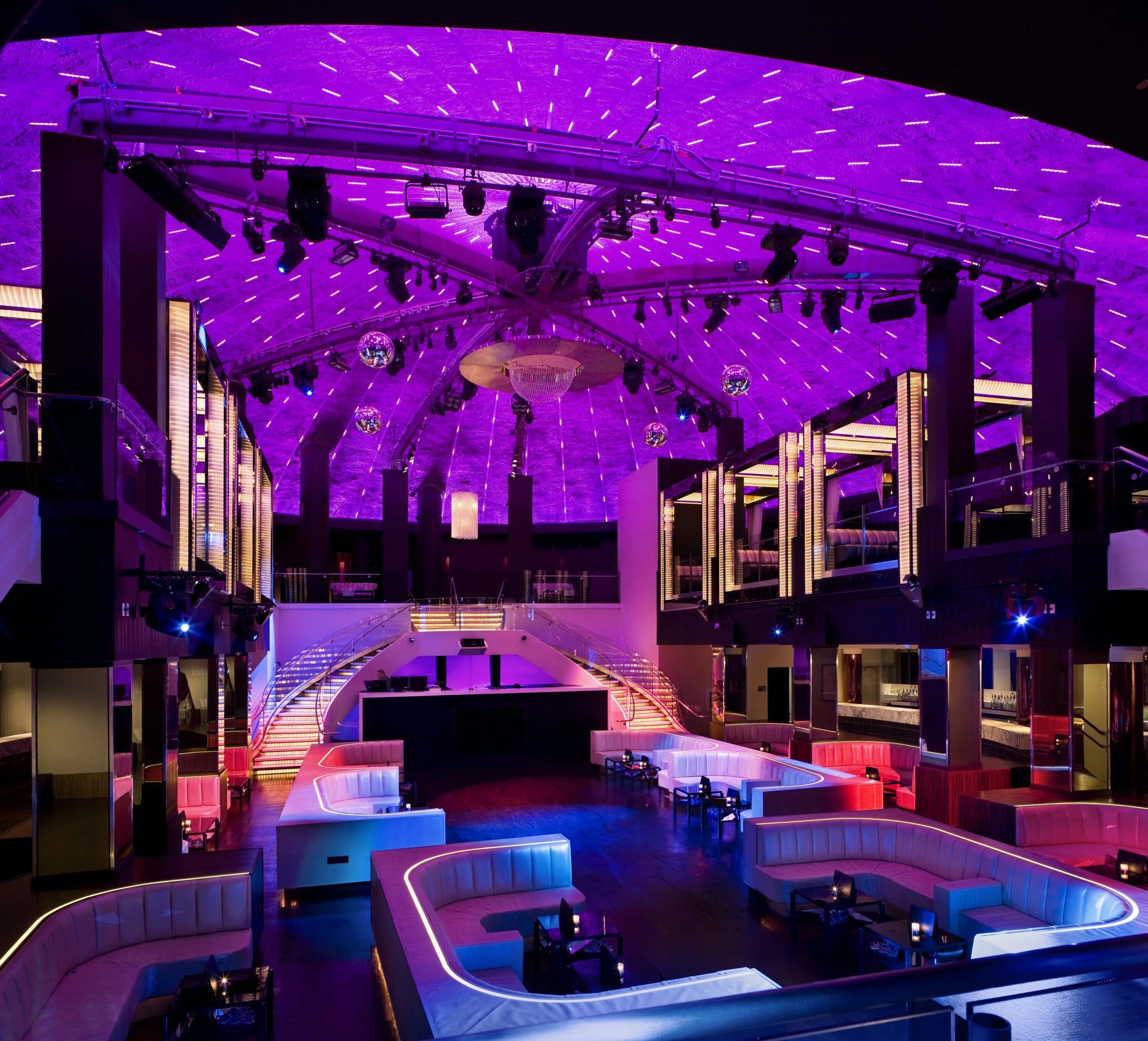 Красивые ночные клубы. Развлекательный центр feroom. Шпилька клуб москва ясенево. Сцена в клубе. Дискотека в москве.