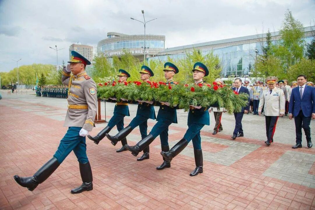 7 мая праздник в казахстане. День защитника РК. День Отечества Казахстан. 7 Мая день защитника Отечества в Казахстане.