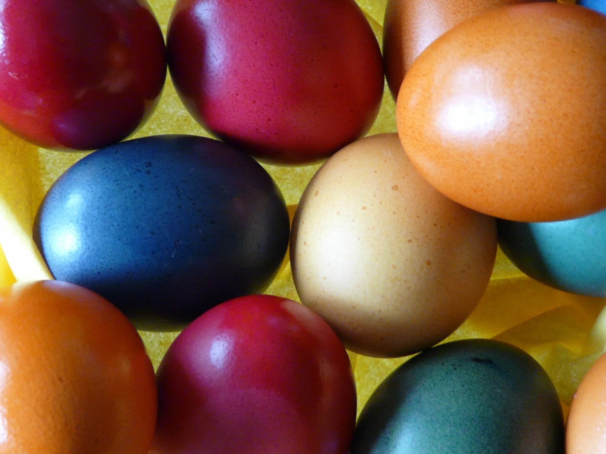 Пасхальное яйцо. Краска для яиц. Красители для яиц на Пасху. Разноцветные яйца.