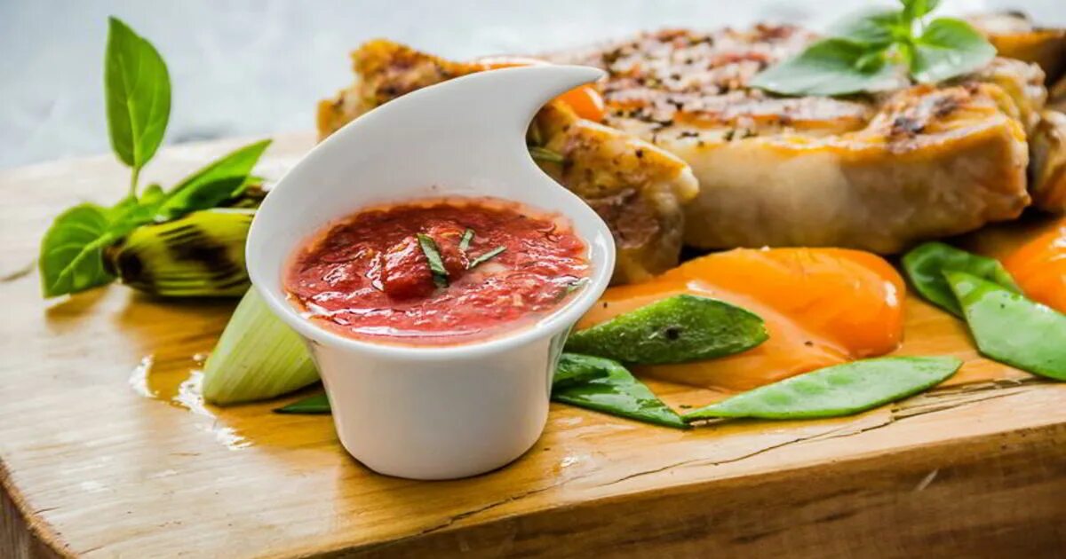Красивые соусы. Соусы итальянской кухни. Соус наполи состав. Гарниры и соусы. Соус маринара классический.