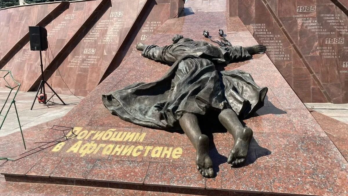 Скорбящая мать памятник курск. Горельеф скорбящей матери-родине самара. Мамаев курган волгоград скорбящая мать. Скорбящая мать памятник волгоград. Памятник афганцу сыктывкар.