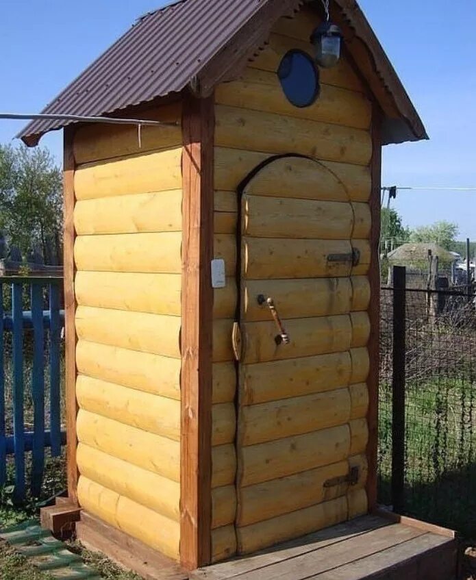Какой лучше дачный туалет. Туалет дачный. Садовый туалет деревянный. Дачный уличный туалет. Туалет уличный деревянный.