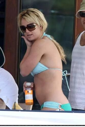 Бритни спирс фото на пляже 2024 Britney Spears In Bikini at a Beach in Malibu-03 GotCeleb