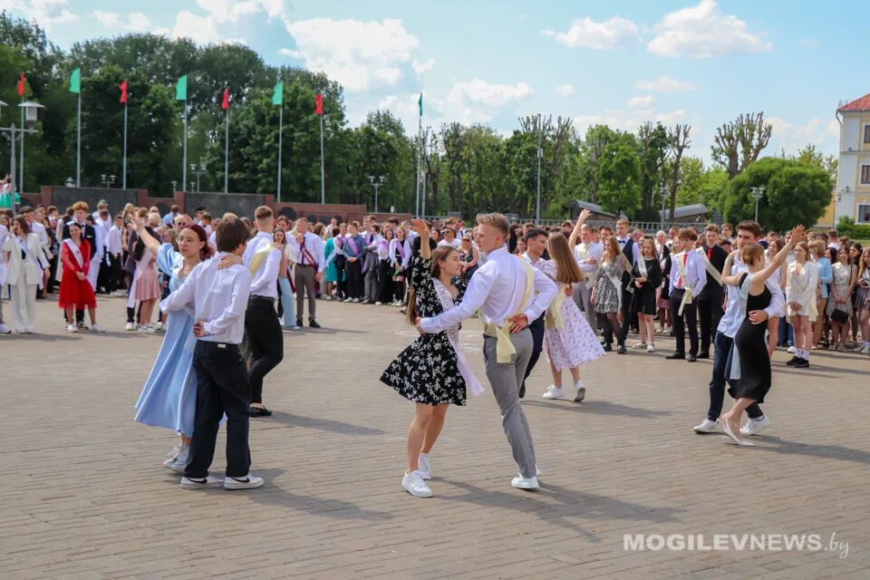 Кружится пусть вальс на выпускной. Фото выпускников. Фото выпускников возле школы. Танец выпускников. Выпускной вальс.